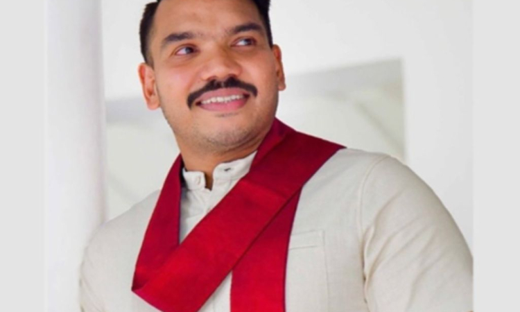 නීතීඥවරු නැතිව නාමල් තනිවම උසාවි ගිහින් !